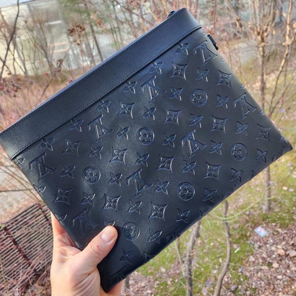 Read more about the article 루이비통 338 포쉐트 투고 클러치백