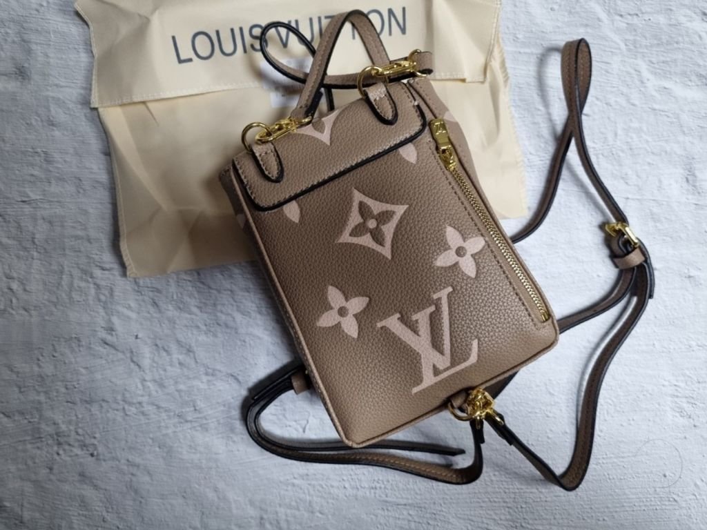 Read more about the article 루이비통 타이니 백팩 크림 (가방)