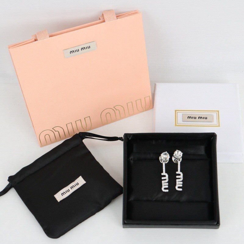 You are currently viewing 👹미우미우 목걸이 팔찌 주얼리 3종 세트 수입최고급👹