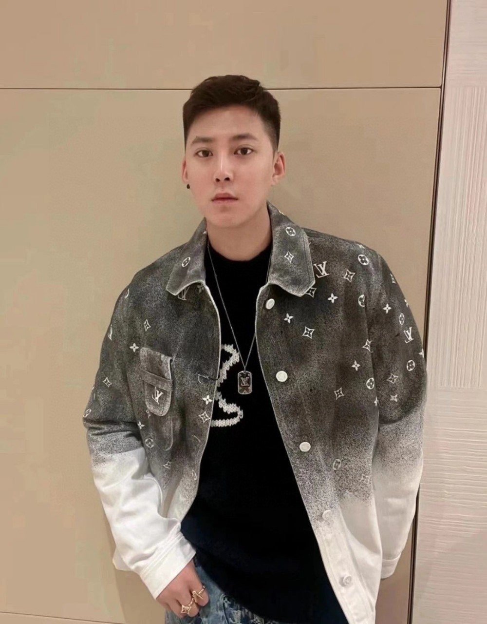 Read more about the article #루이비통 남성 오버핏 모노그램 데님 셔츠 💢  #0234