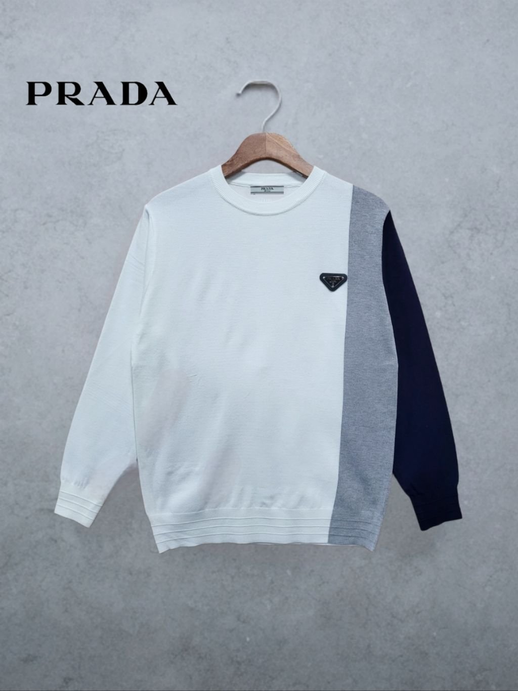 Read more about the article 프라다 라인 배색 패치 니트