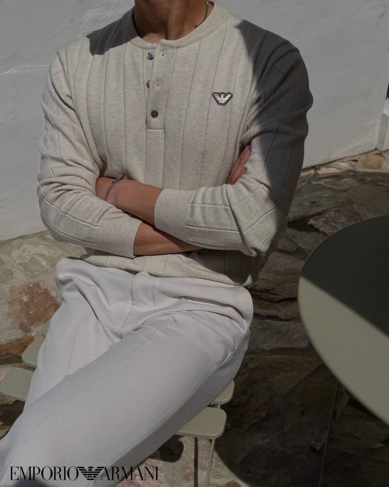 Read more about the article 알마니 쓰리 버튼 탭 골지 헨리넥 니트