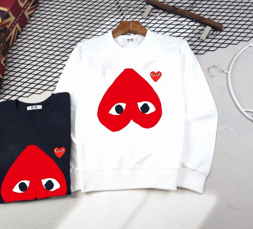 Read more about the article 꼼데가르송 리버스 레이블 맨투맨