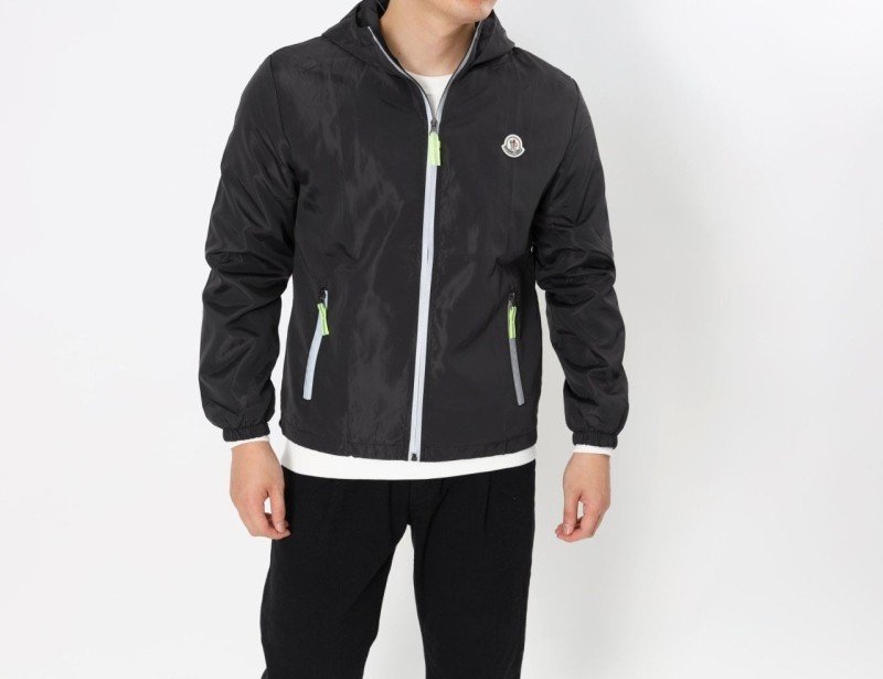 Read more about the article 몽클레어 네온 바람막이