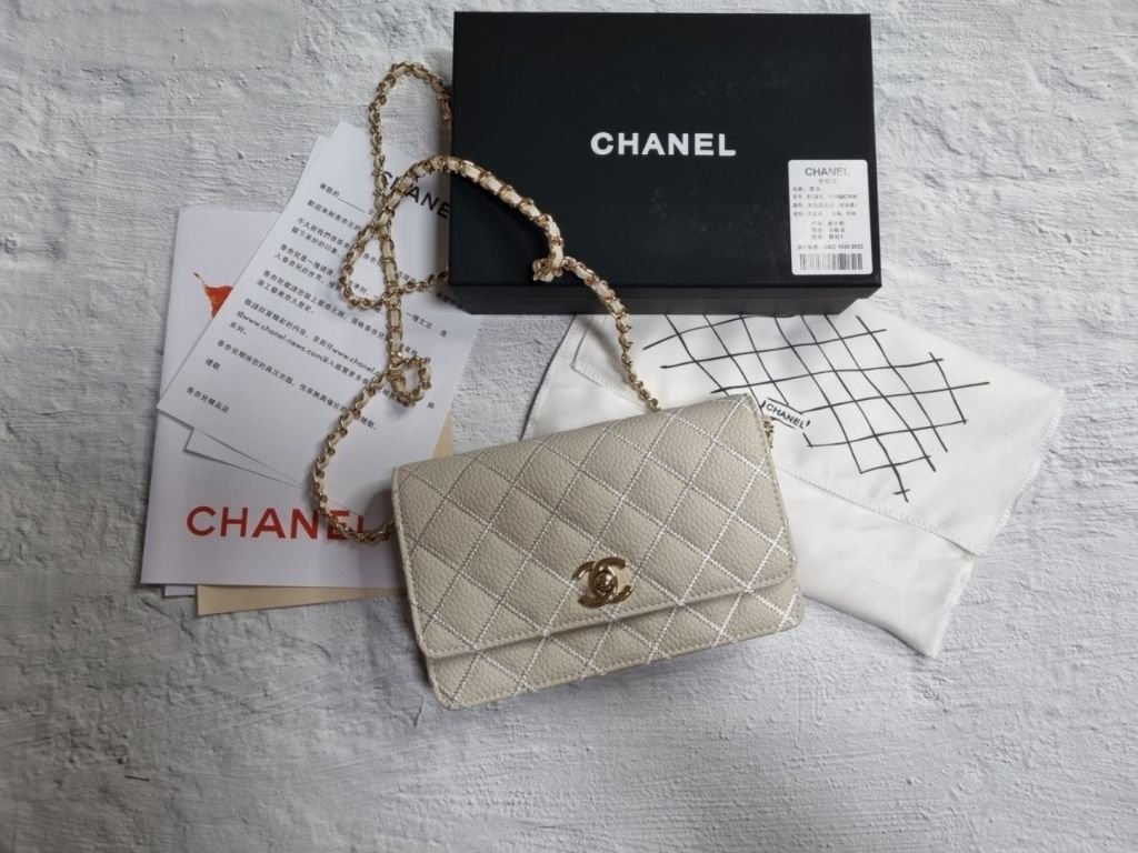 Read more about the article 샤넬 woc 크로스백 아이보리 (가방)