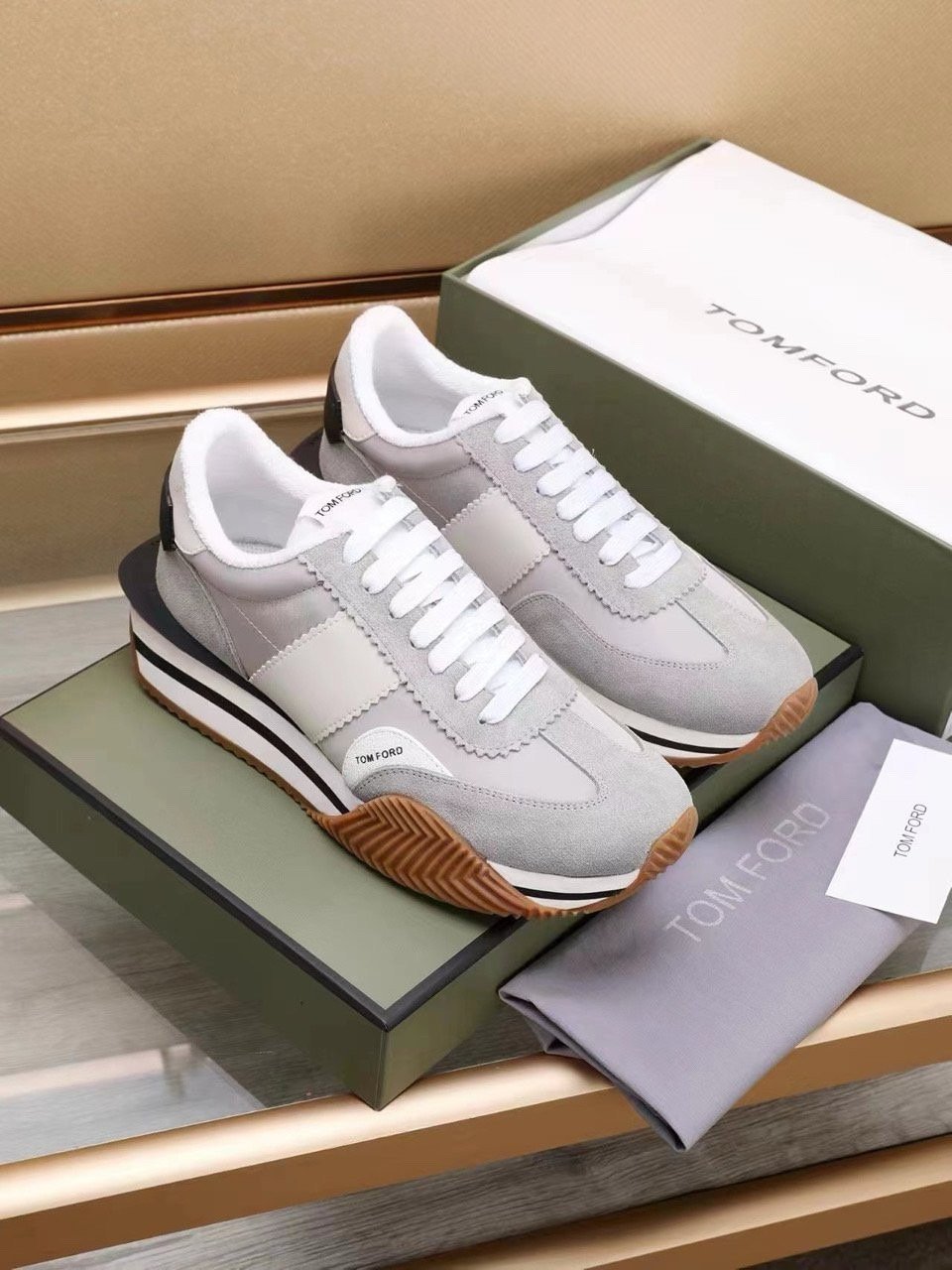 You are currently viewing 톰포드 제임스 레더 스웨이드 그레이 스니커즈 (신발)