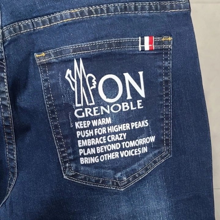 Read more about the article 몽클레어 포켓 레터링 진청 청바지
