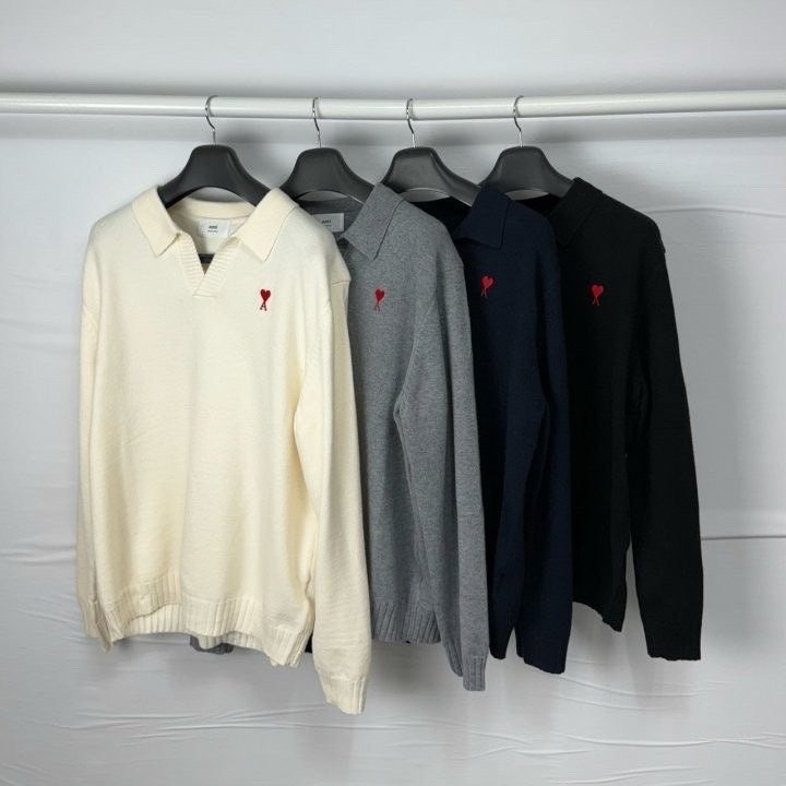 Read more about the article 아미 스몰 레드 하트 오픈 카라 니트