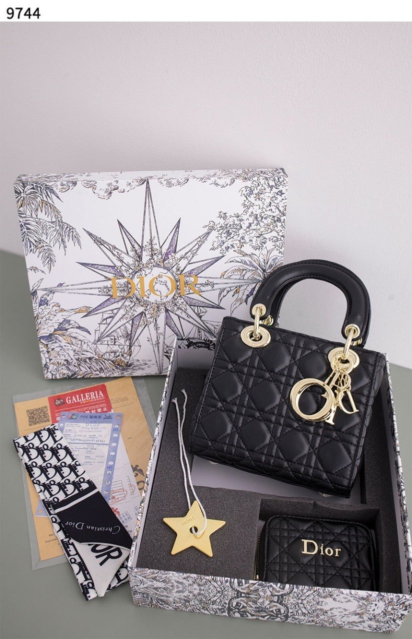Read more about the article #디올 [Christian Dior] 수입고급 디올 스몰 레이디백 & 지갑 & 방도 세트 신상입고💢 #가방 #9744