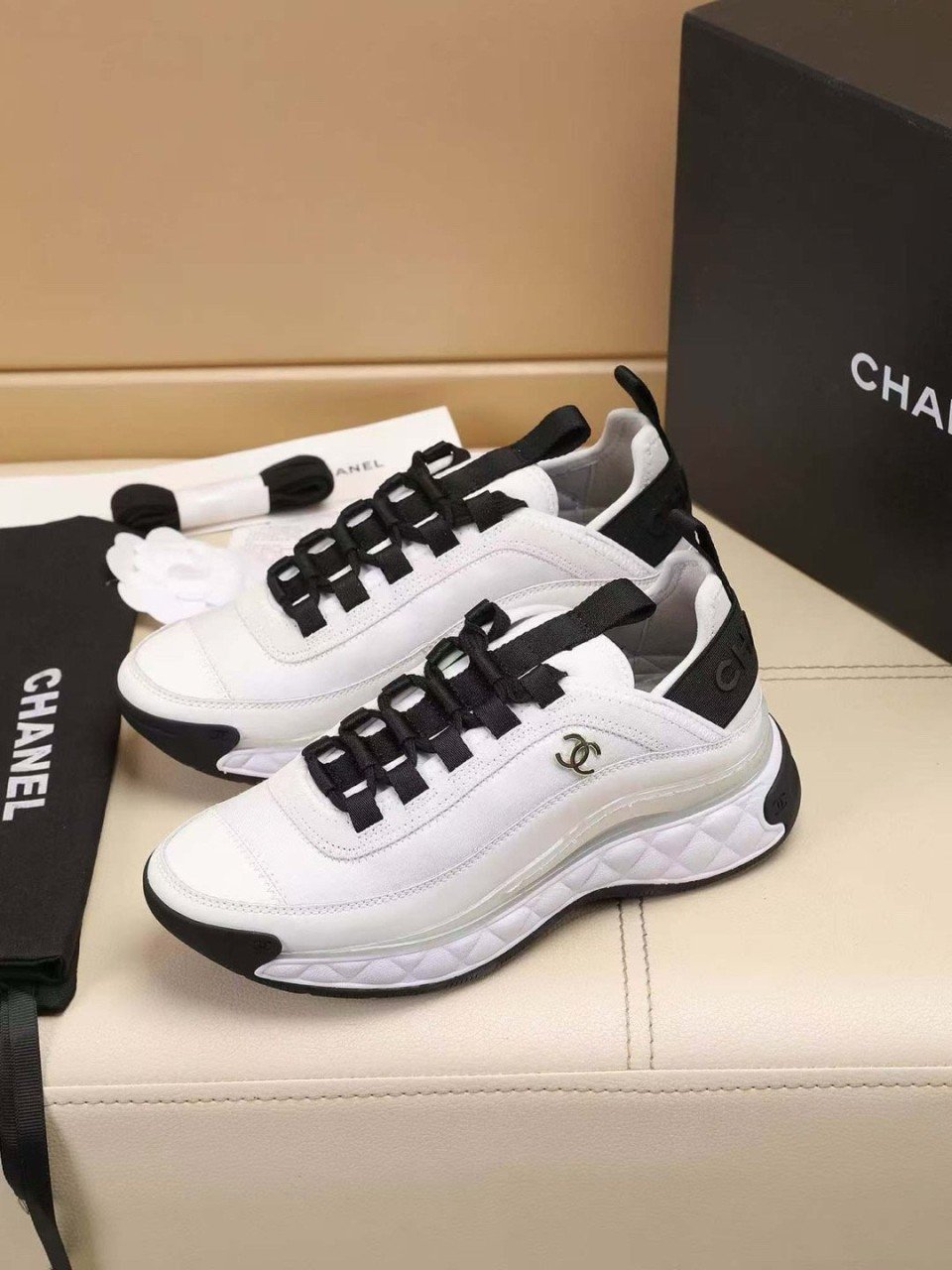 You are currently viewing 샤넬 믹스드파이버 화이트 스니커즈 (신발)