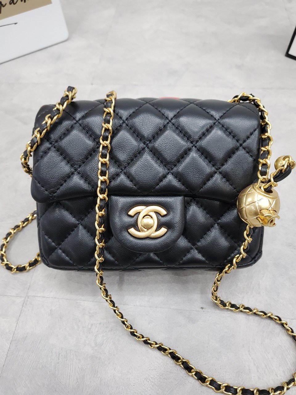 You are currently viewing 샤넬 쁘띠삭 미니 골드볼 램스킨 플랩백 (가방)