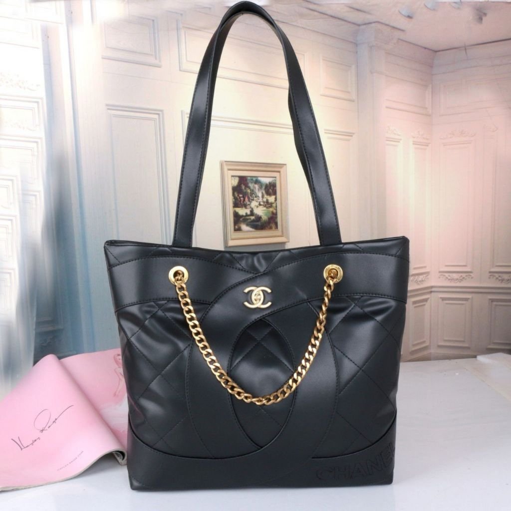 Read more about the article 샤넬 23C 로고 맥시 쇼핑백 (가방)