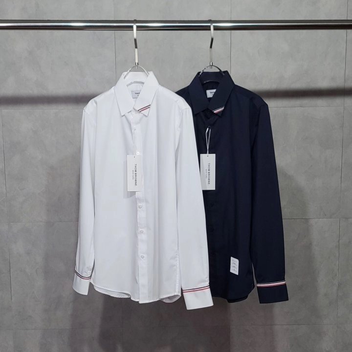 Read more about the article 톰브라운 카라 라인 소매 삼선 셔츠