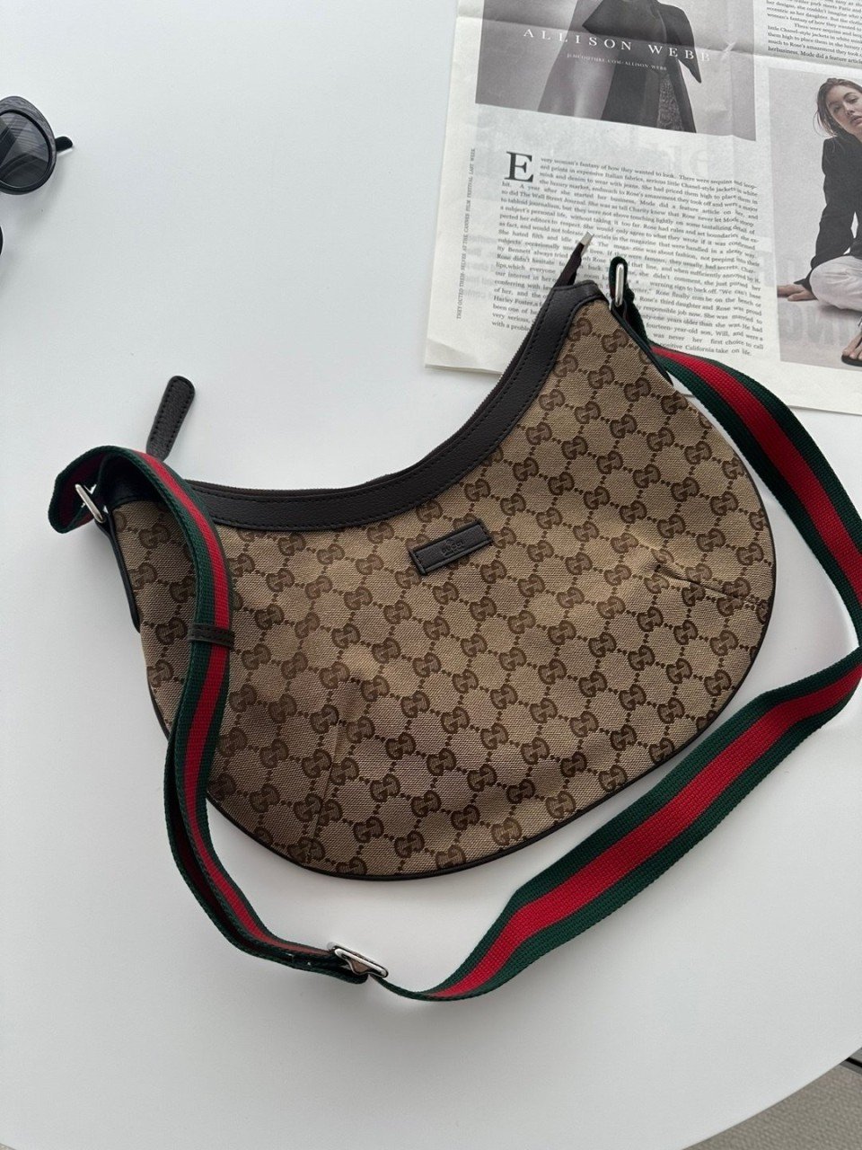 Read more about the article 구찌 반달 크로스백 (가방)