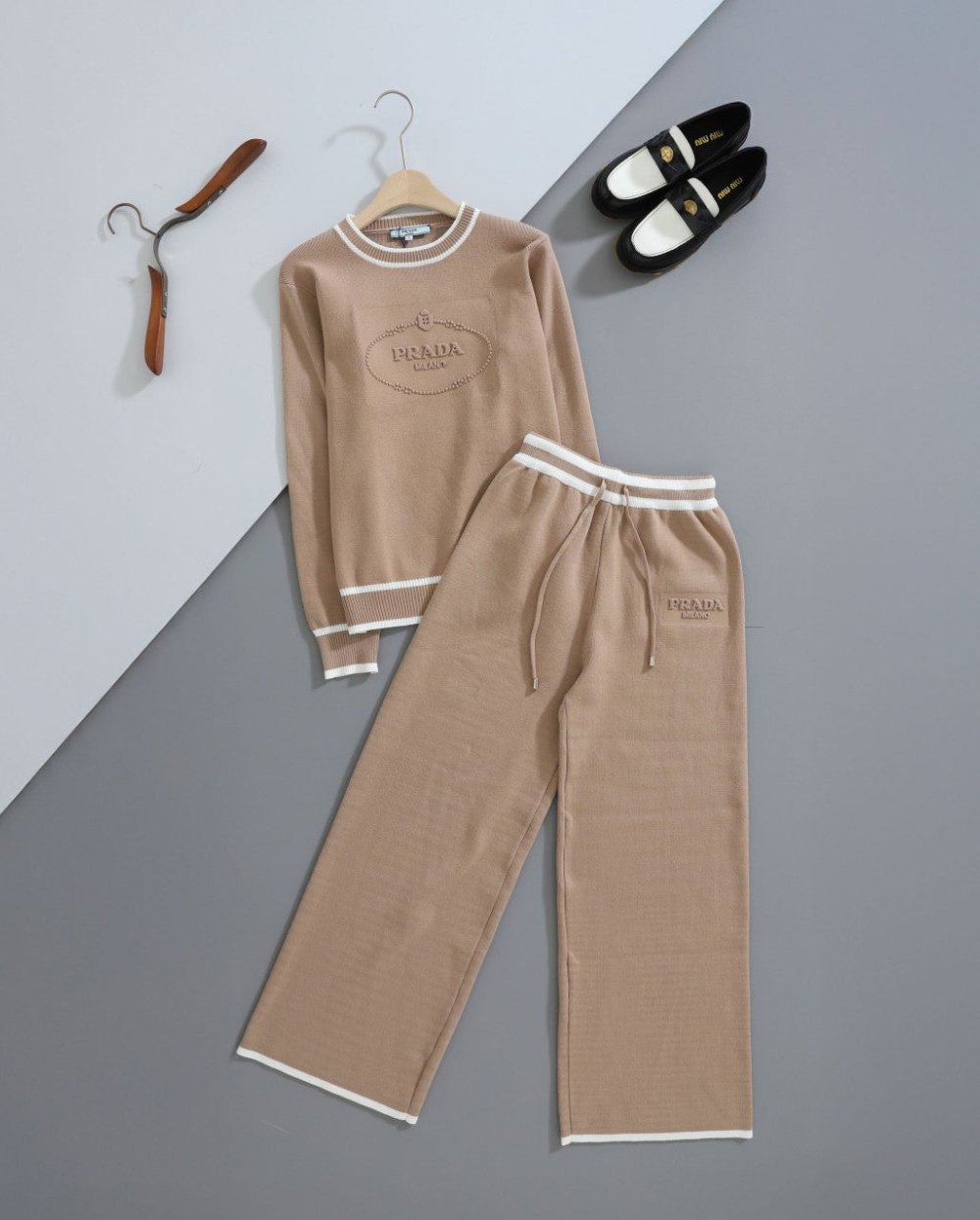 Read more about the article #프라다 로고 크루넥 트레이닝세트 💢 #여성의류 #트레이닝