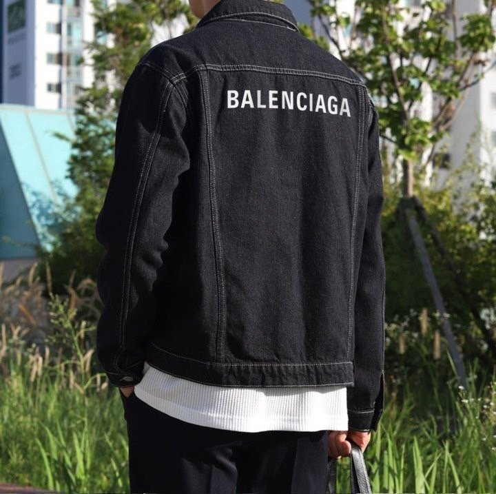 Read more about the article 발렌시아가 백로고 데님 자켓