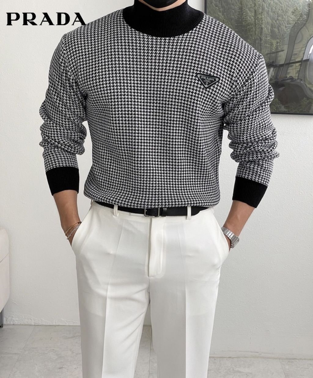 Read more about the article 프라다 삼각 로고 터틀넥 반목 니트