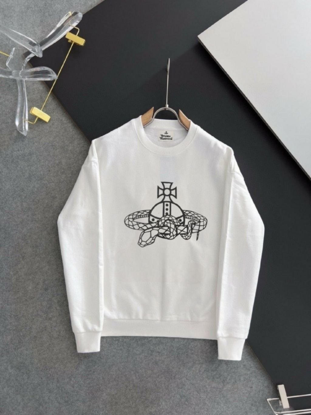 Read more about the article 비비안웨스트우드 그물선 맨투맨