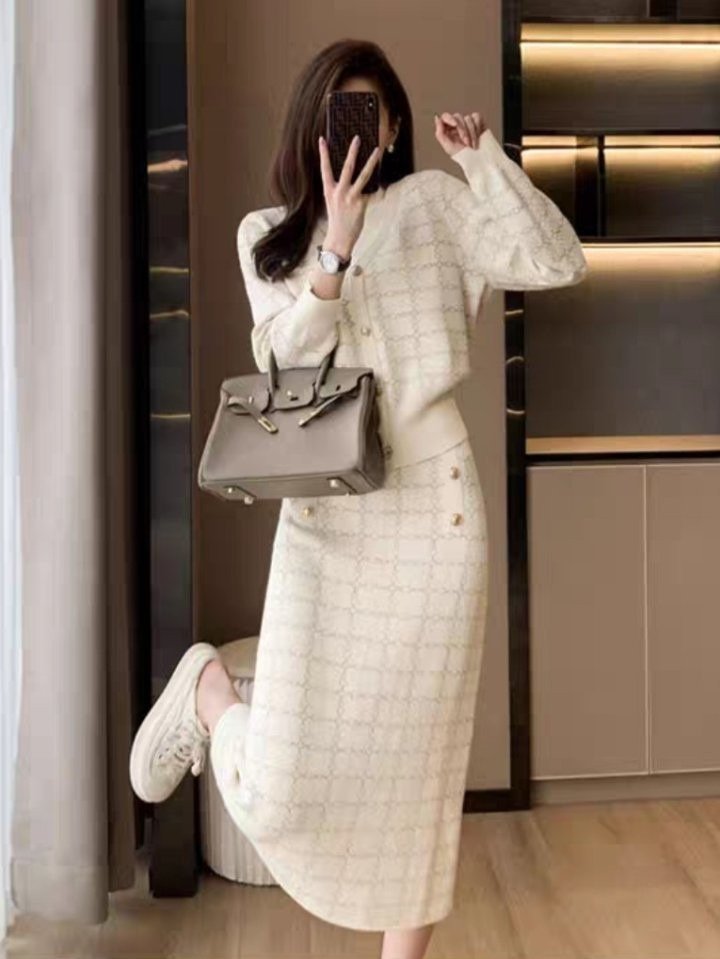 Read more about the article 셀린느 골드 체인 투피스 세트