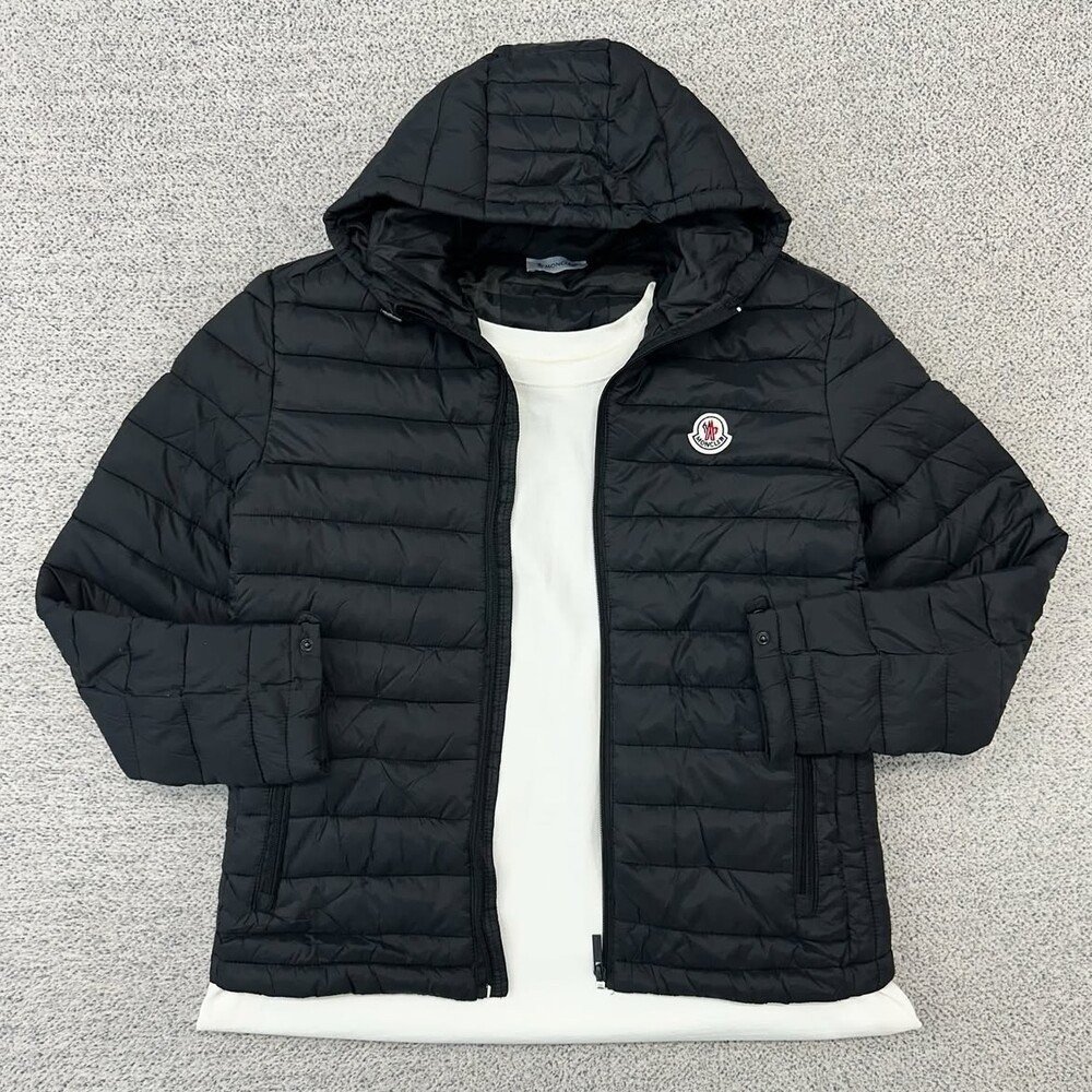 Read more about the article 몽클레어 후드 경량 패딩