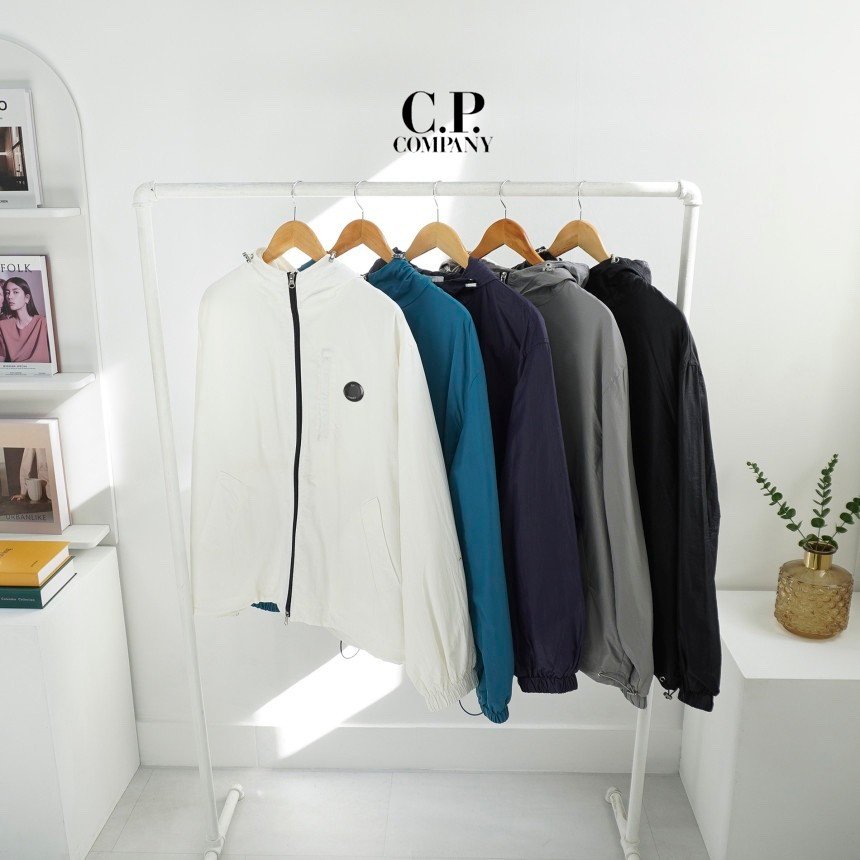 Read more about the article CP컴퍼니 나일론 후드 집업 바람막이