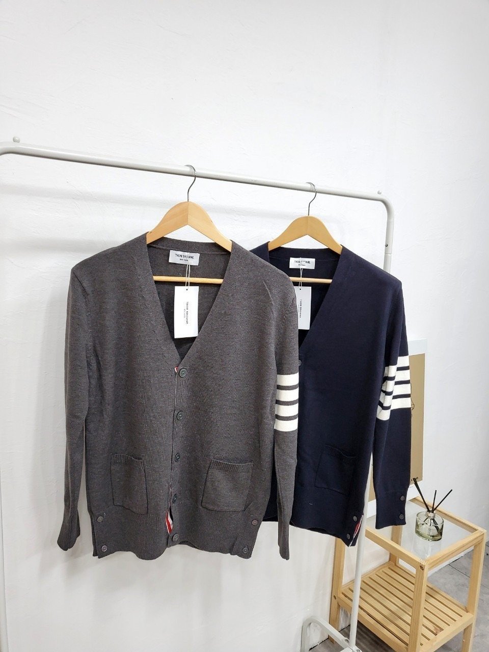 You are currently viewing 톰브라운 사선 완장 가디건