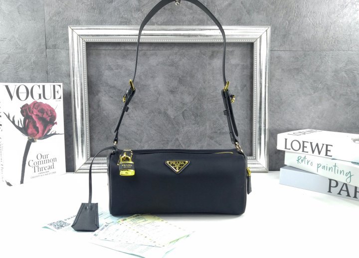 Read more about the article <자물쇠가 있는 미디엄 리나일론 및 가죽 숄더백 >