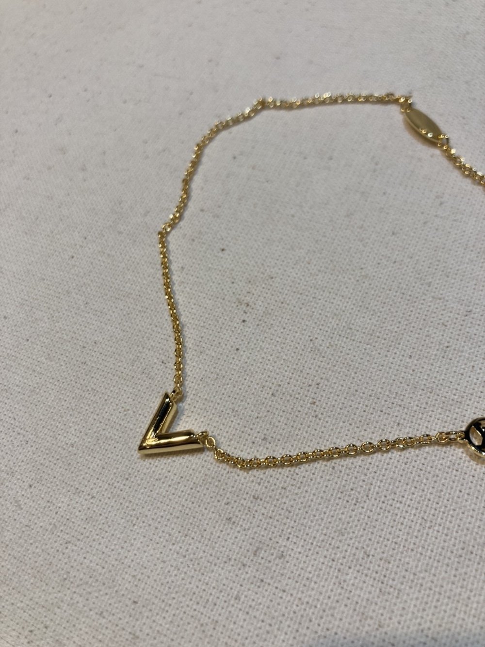 Read more about the article 루이비통 V 목걸이