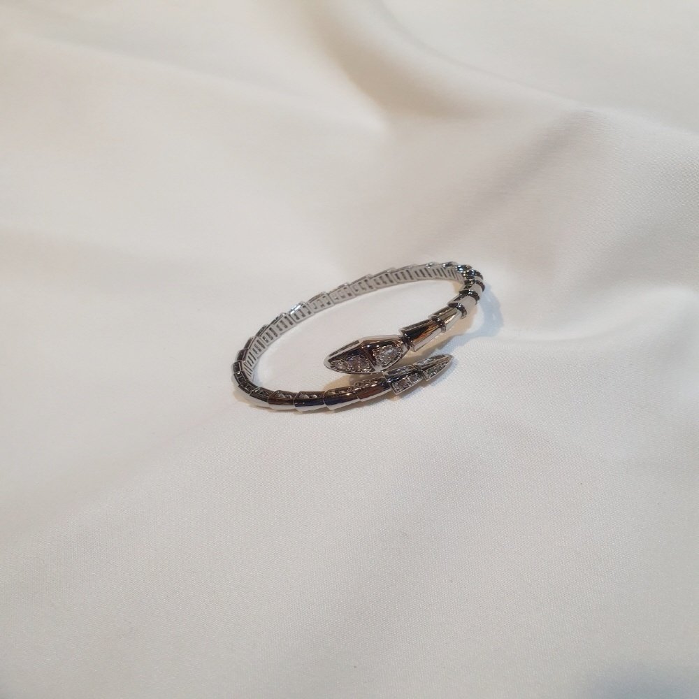 Read more about the article 불가리 세르펜티 파트 큐빅 팔찌