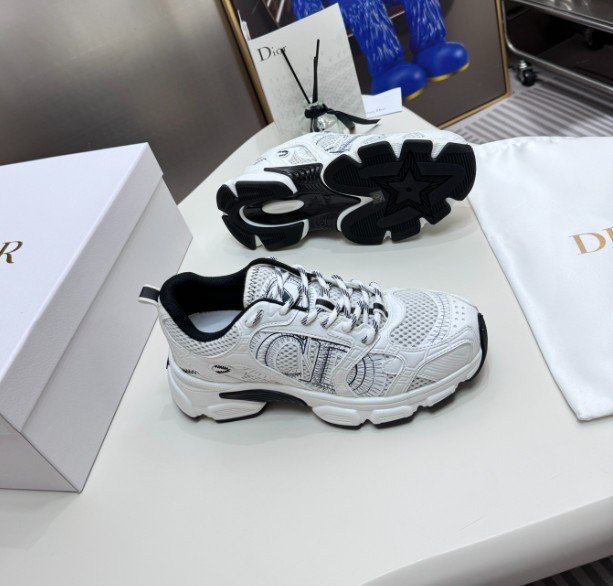 Read more about the article 디올 크로노 화이트 & 블랙 가죽-이펙트 패널 메시 스니커즈 (신발)