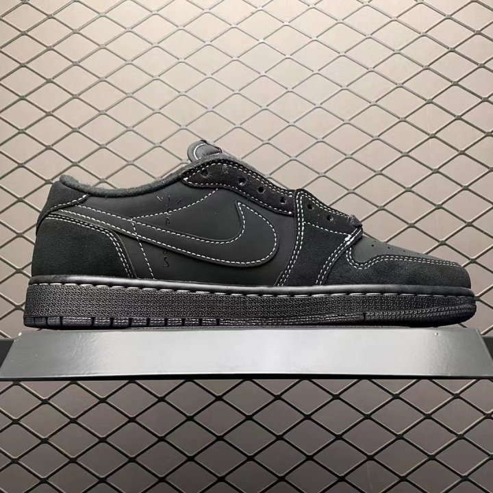 Read more about the article 나이키 트래비스 스캇 에어조던1 로우 블랙 팬텀 스니커즈 (신발)