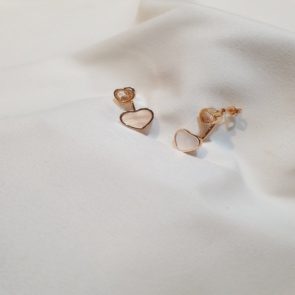 Read more about the article 쇼파드 해피 하트 자개 다이아 귀걸이