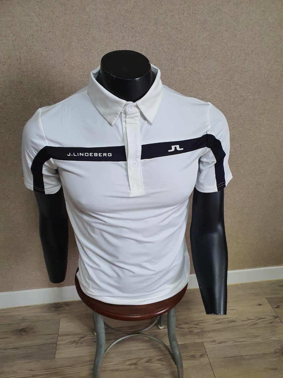 Read more about the article 제이린드버그 골프 반팔 카라티