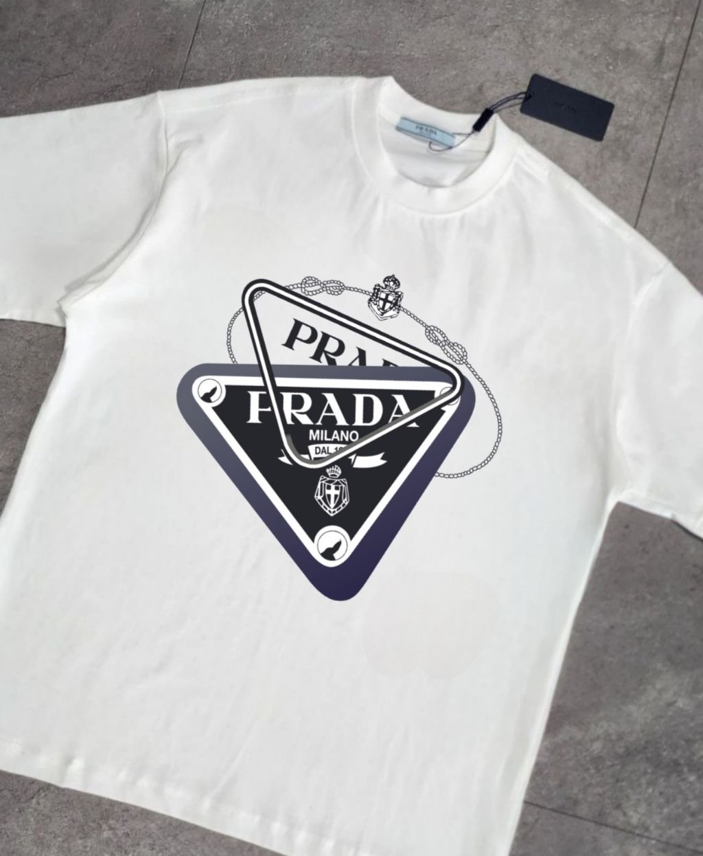 Read more about the article 프라다 플레이트 월계수 프리미엄 왕관 반팔티