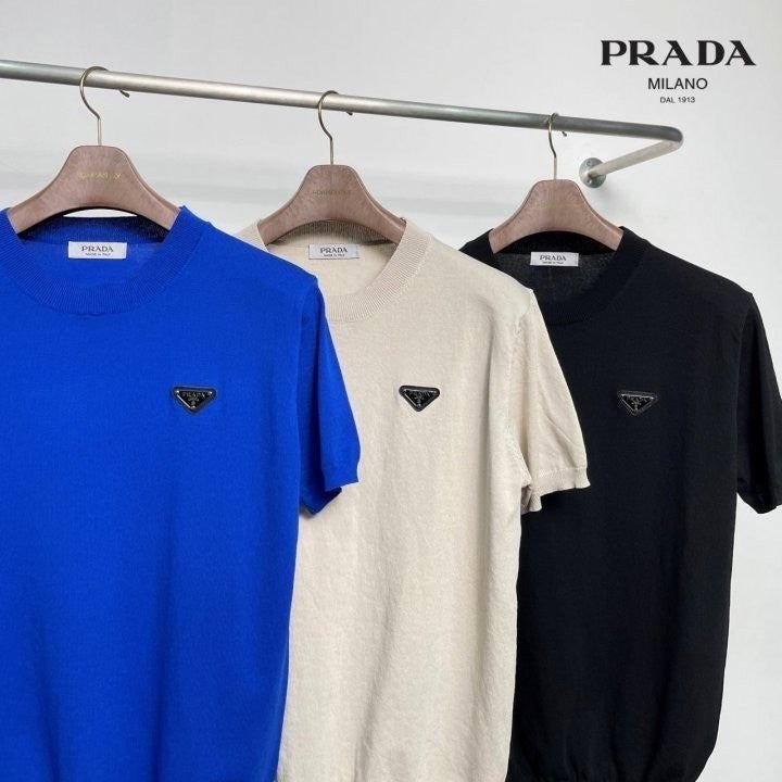 Read more about the article 프라다 삼각 플레이트 라운드 반팔 니트