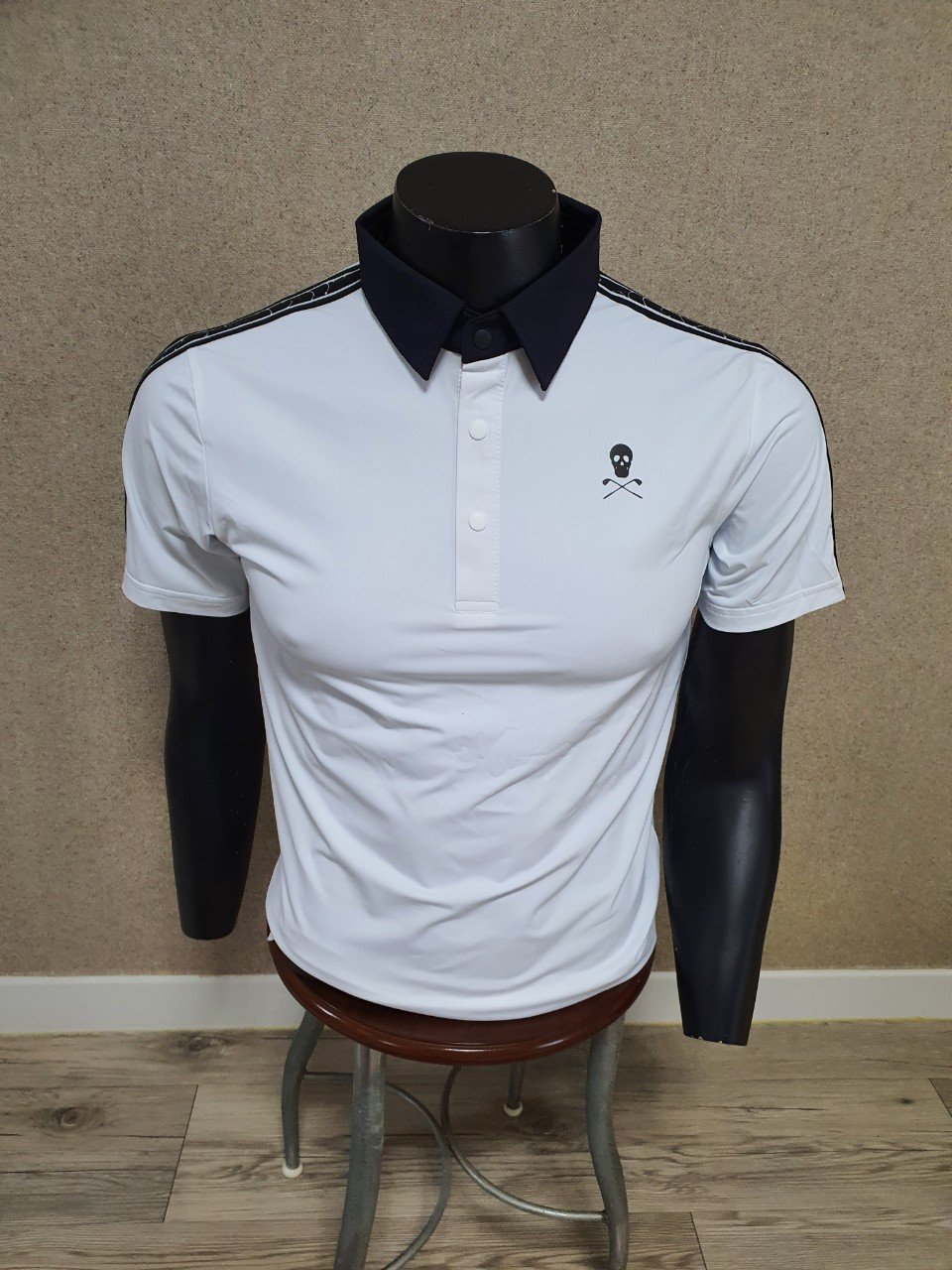 You are currently viewing 마크앤로나 어깨 포인트 반사 로고 반팔 카라티