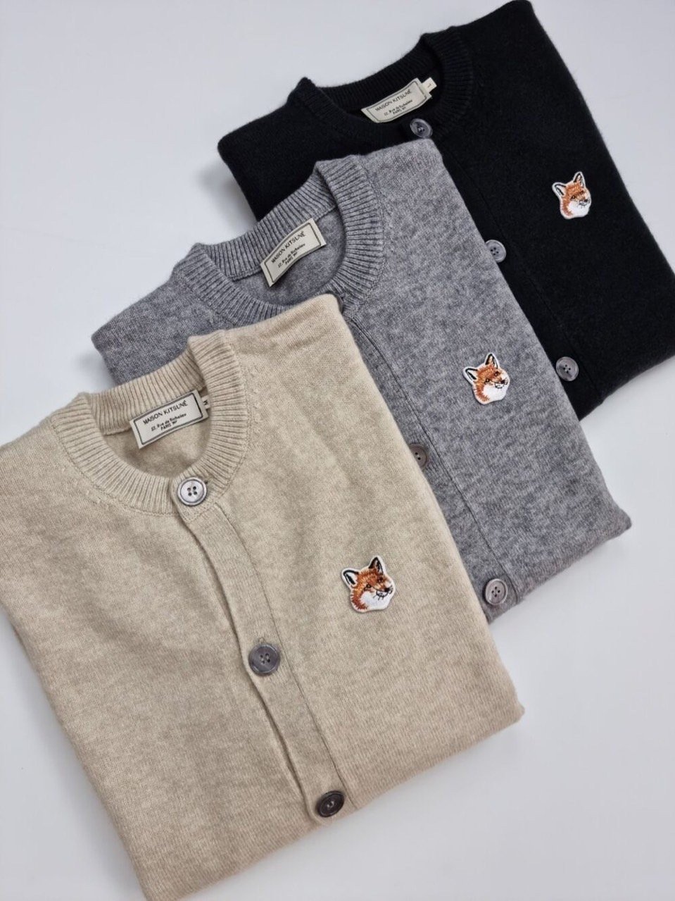 You are currently viewing 메종키츠네 폭스헤드 라운드넥 가디건