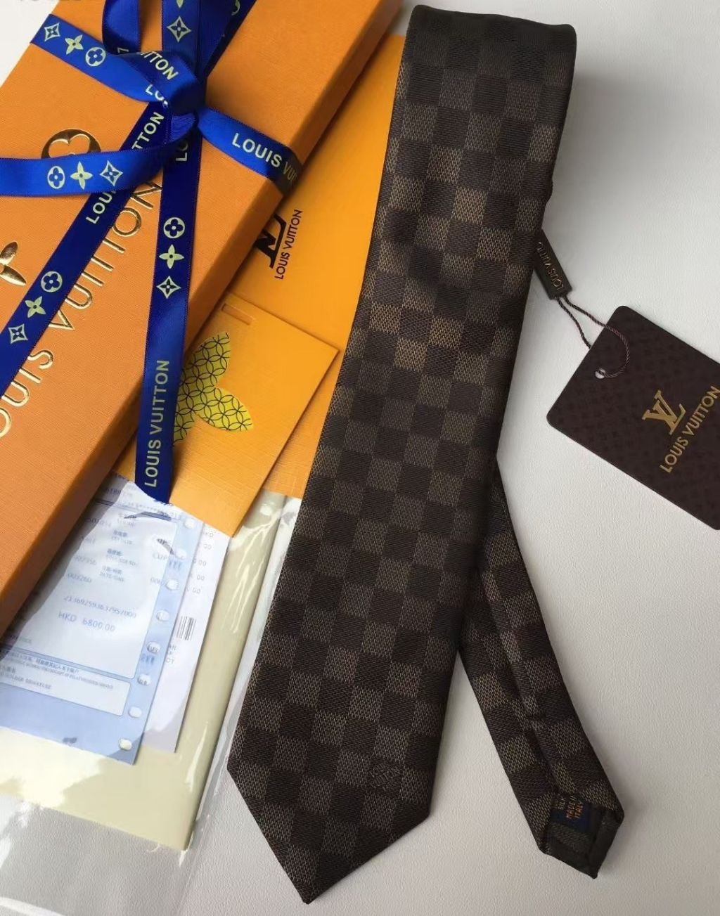 Read more about the article 루이비통 다미에 브라운 넥타이