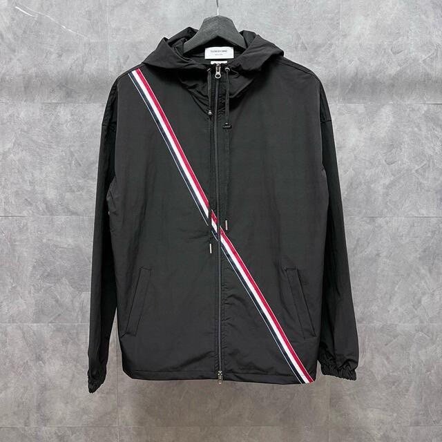 You are currently viewing 톰브라운 사선 스트라이프 바람막이