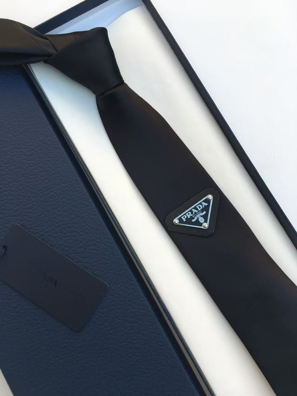 You are currently viewing 프라다 삼각 로고 실크 넥타이