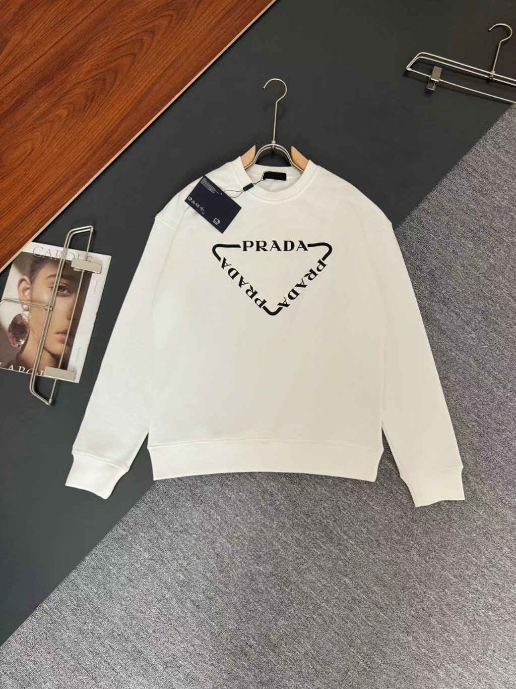 You are currently viewing 프라다 레터링 트라이앵글 맨투맨