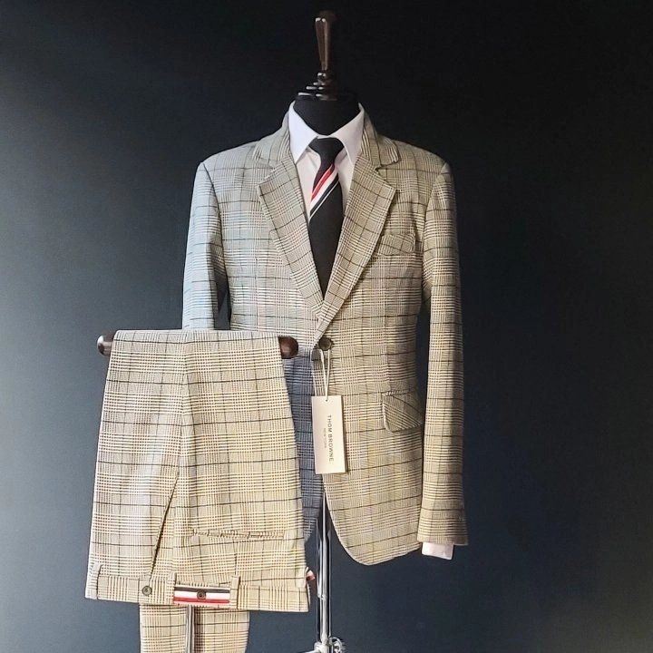 You are currently viewing 톰브라운 자카드 체크 클래식 수트 정장 세트